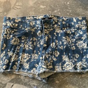 Cute rose shorts. Never worn.